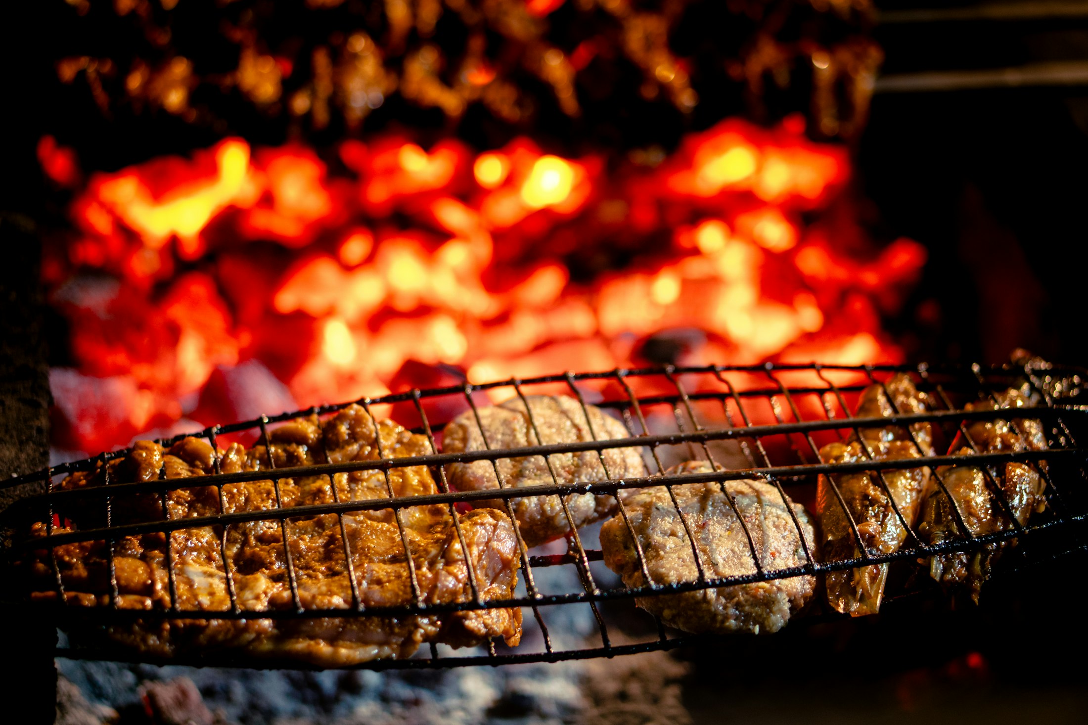 Carne asándose sobre brasas